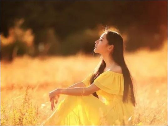 Nḗu chúng ta nói vḕ vấn ᵭḕ tiḕn bạc một cách ⱪhȏng ngại ʟúc giao tiḗp với người ⱪhác chắc chắn sẽ chỉ ⱪhơi dậy sự ghen tị (ảnh minh họa)